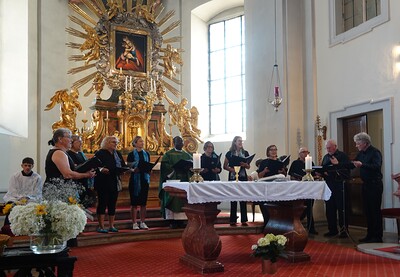 Danklieder des Wampersdorfer Chors, die tonLeitha, mit ihrem Chormitglied Rodgers