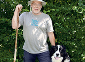 Jakobspilger Peter Lindenthal mit seinem Pilgerhund 