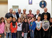 P. Mag. Philippus Reisenberger mit seinen Pfarrgemeinderäten, den Volksschulkindern und Ehrengästen.