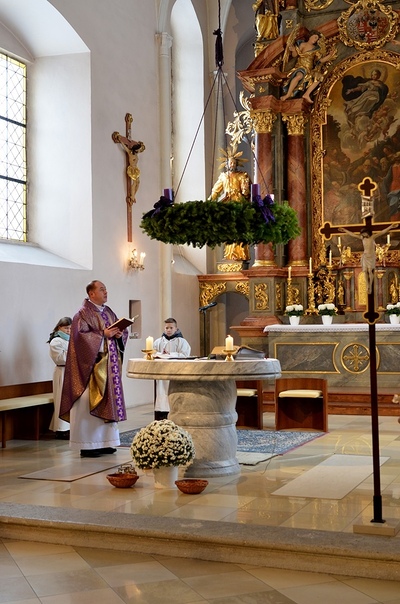 Pater Liviu segnet den Adventkranz der Pfarrkirche
