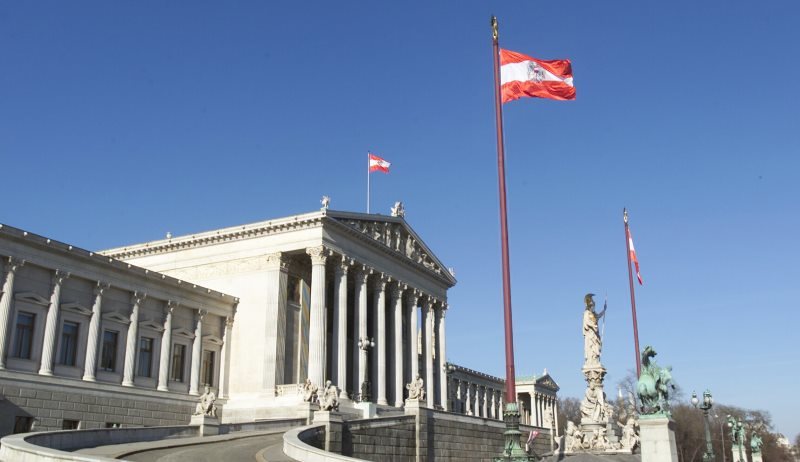 Einstimmige Zuweisung im Parlament.