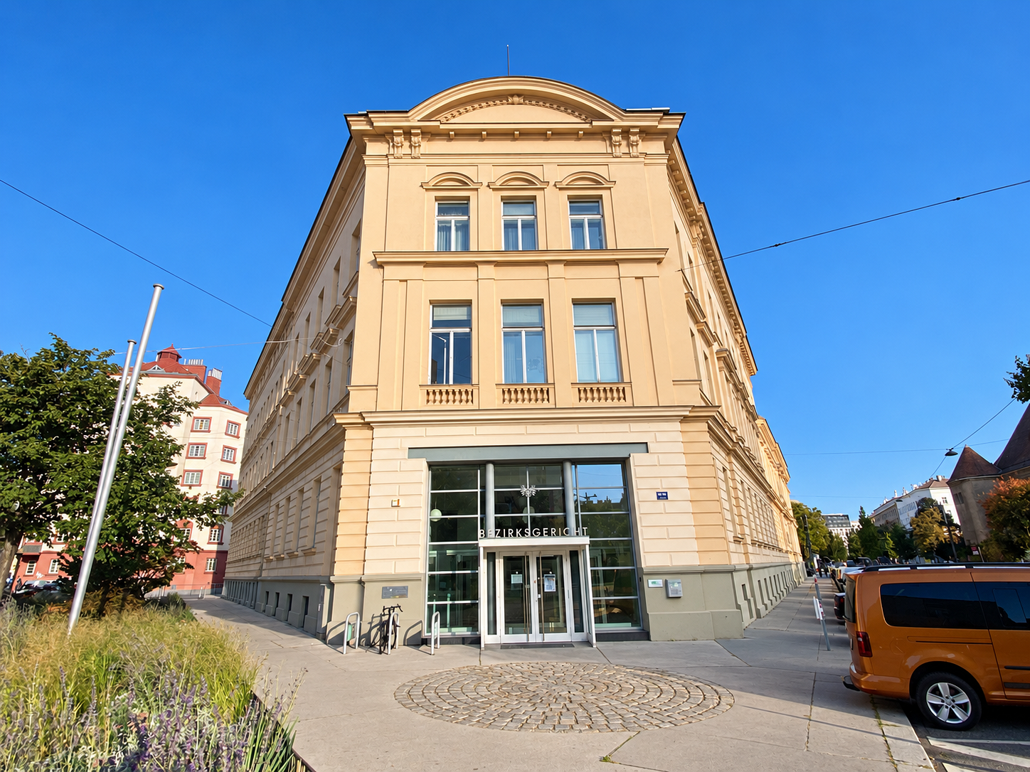 Eingang des Bezirksgerichts Leopoldstadt, gelbes Eckgebäude