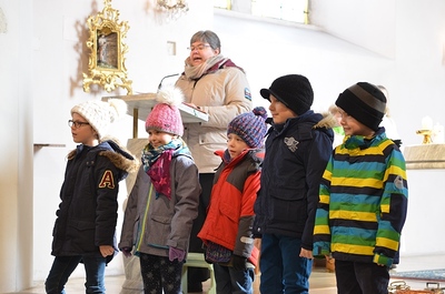 Die heurigen Erstkommunionkinder stellen sich vor.