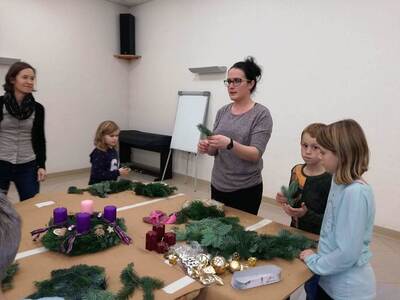 Konzert, Pfarrkaffee, Adventkranz flechten