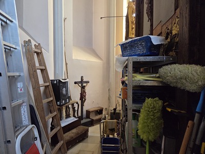 Ausräumen hinter dem Hochaltar