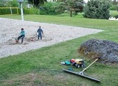 Die Kinder haben Spaß beim Baggern im Sand ...