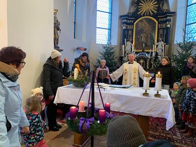 Krippenandacht in der Kirche in Ameis