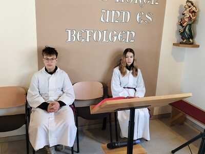 Firmlinge gestalten Gottesdienst und verteilen Minibrote in Zwentendorf