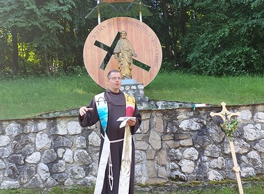 Franziskanerpater, Br. Stefan, bei der Hl. Messe am Wallfahrtsort Sieben Rusten, in Hohenruppersdorf