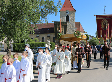 Die Prozession mit der geschmückten Monstranz und Pfarrer P. Michael,  Abordnungen des ÖKB und der Feuerwehr, Musik, Erstkommunionkindern, Ministranten und der Ortsbevölkerung.