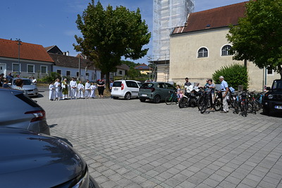 Pater Norbert Kalcher feierte Gottesdienst und segnete die Fahrzeuge