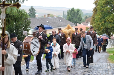 Segnung der Erntegaben und Einzug in die Pfarrkirche