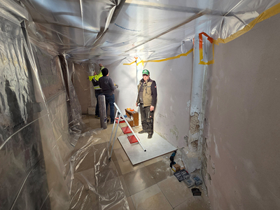 Herstellung einer Staubdichten Ebene hinter dem Hochaltar