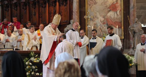 Weihe des 46-jährigen Wieners Albert Reiner im Stephansdom.