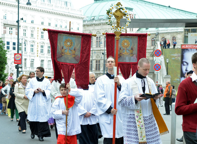Kardinal Schönborn bei den Fronleichnamsfeierlichkeiten 2013.
