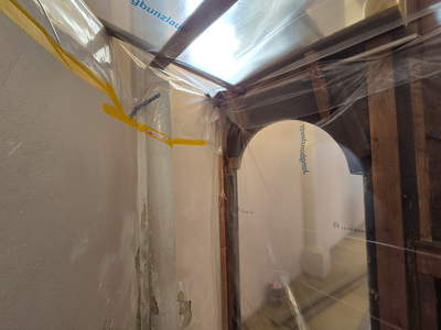 Herstellung einer Staubdichten Ebene hinter dem Hochaltar