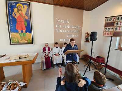 Firmlinge gestalten Gottesdienst und verteilen Minibrote in Zwentendorf