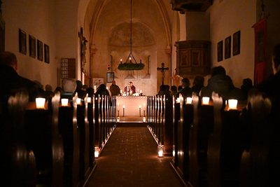 Gottesdienst bei Kerzenschein