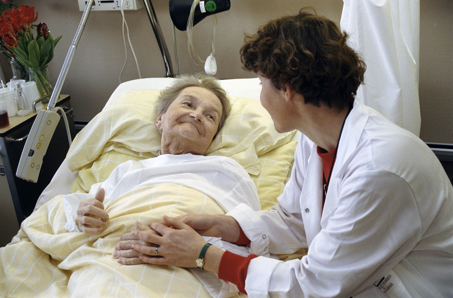 Krankenhausseelsorgerin, besucht eine Patientin.     Wien         