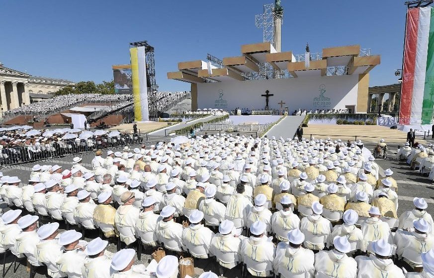 Budapest: Papst feiert Messe mit 100.000 Gläubigen