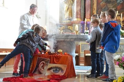 'Kinderliturgie - Mit allen Sinnen feiern' - Wortgottesfeier und Stationenbetrieb