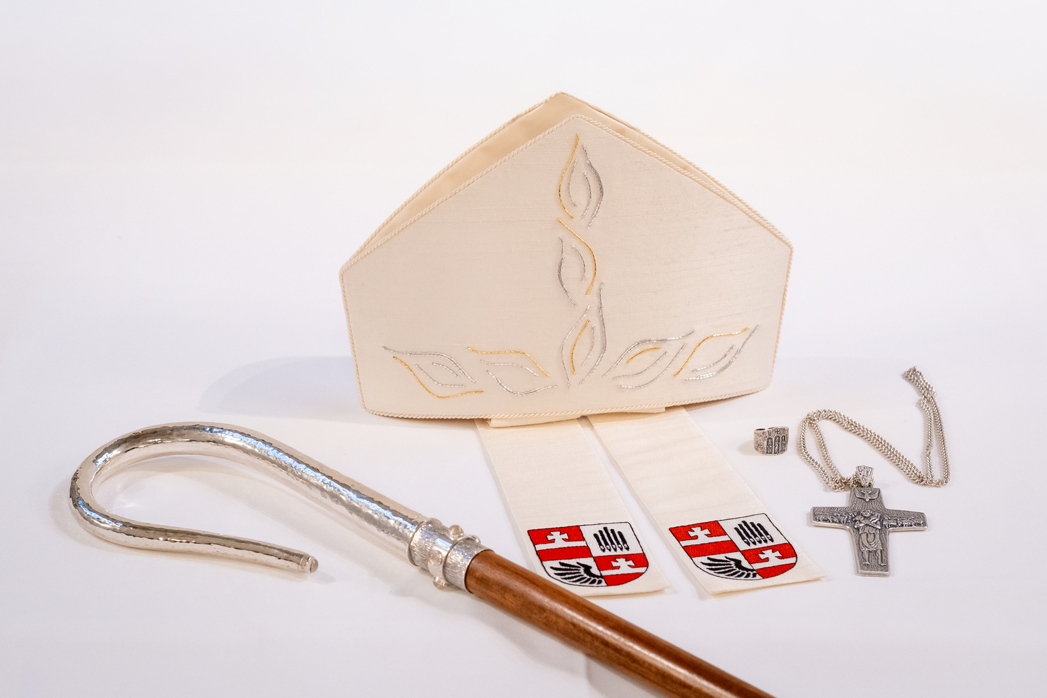 Mitra, Ring, Brustkreuz und Hirtenstab