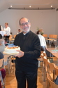 Kaplan Adrian Boboruta mit der Torte von Gertrude Gottschacher