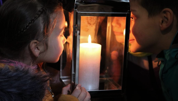 Kinder_mit_Friedenslicht_von_Bethlehem / Kathpress / Georg Pulling Kinder_mit_Friedenslicht_von_Bethlehem