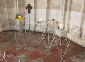 Altar mittel mit Kantenleiste, Prozessionskreuz mit Ständer, LED-Kerze mit Glasteller und Kerzenständer, Ambo mit APG-Evangeliar (Evangeliar nicht entlehnbar)