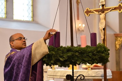 Familienmesse und Segnung der Adventkränze