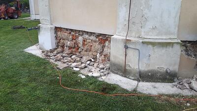 Abschlagen des Putzes im Sockelbereich