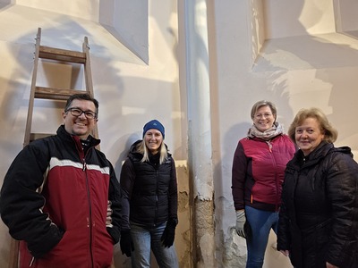 Ausräumen hinter dem Hochaltar