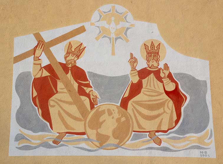 Dreifaltigkeitsdarstellung an der Aussenfassade der Pfarrkirche Obersdorf 