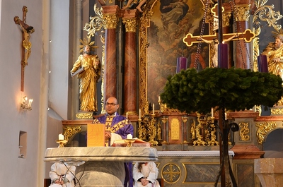 Familienmesse und Segnung der Adventkränze