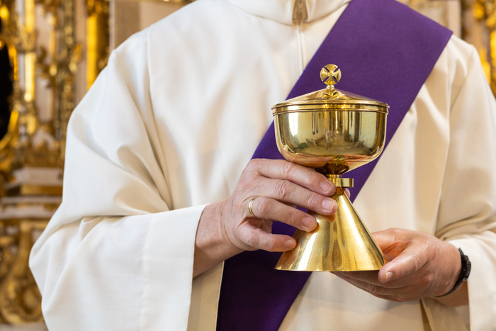 Der Diakon trägt im Gottesdienst das Evangelium vor, oft auch die Fürbitten, bereitet die Gaben, weist auf das 'Geheimnis des Glaubens' hin und fordert die Gemeinde zum Friedensgruß sowie- als letztes Wort der heiligen Messe -zum Hinaustragen des Fri