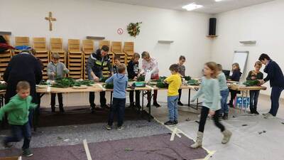 Konzert, Pfarrkaffee, Adventkranz flechten