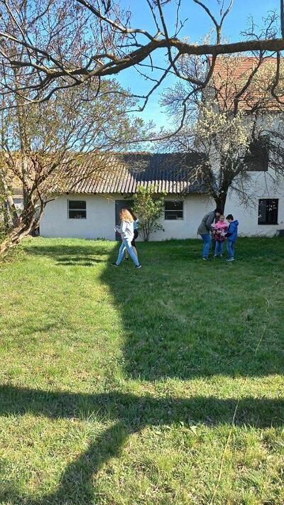 Osternest suchen im Pfarrhofgarten in Ameis