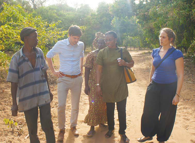 Daniel Rössler (2.v.l.) bei einer Arbeitsbesprechung im Norden Ghanas