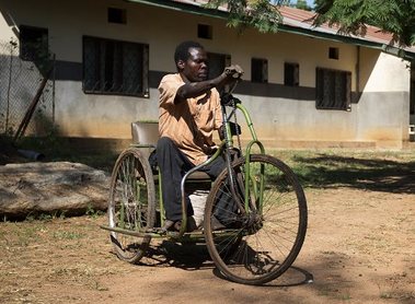 Räder der Hoffnung: Dreiräder für gehbehinderte Menschen in Afrika