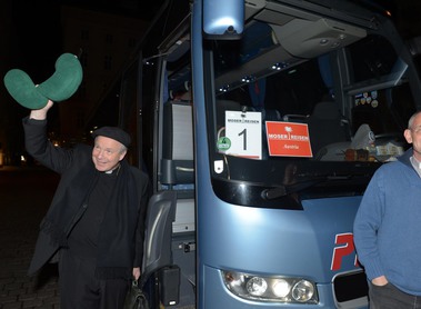 Kardinal Schönborn winkt mit einer Kopfstütze / kathbild.at / Franz Josef Rupprecht, Franz Josef Rupprecht Kardinal Christoph Sch