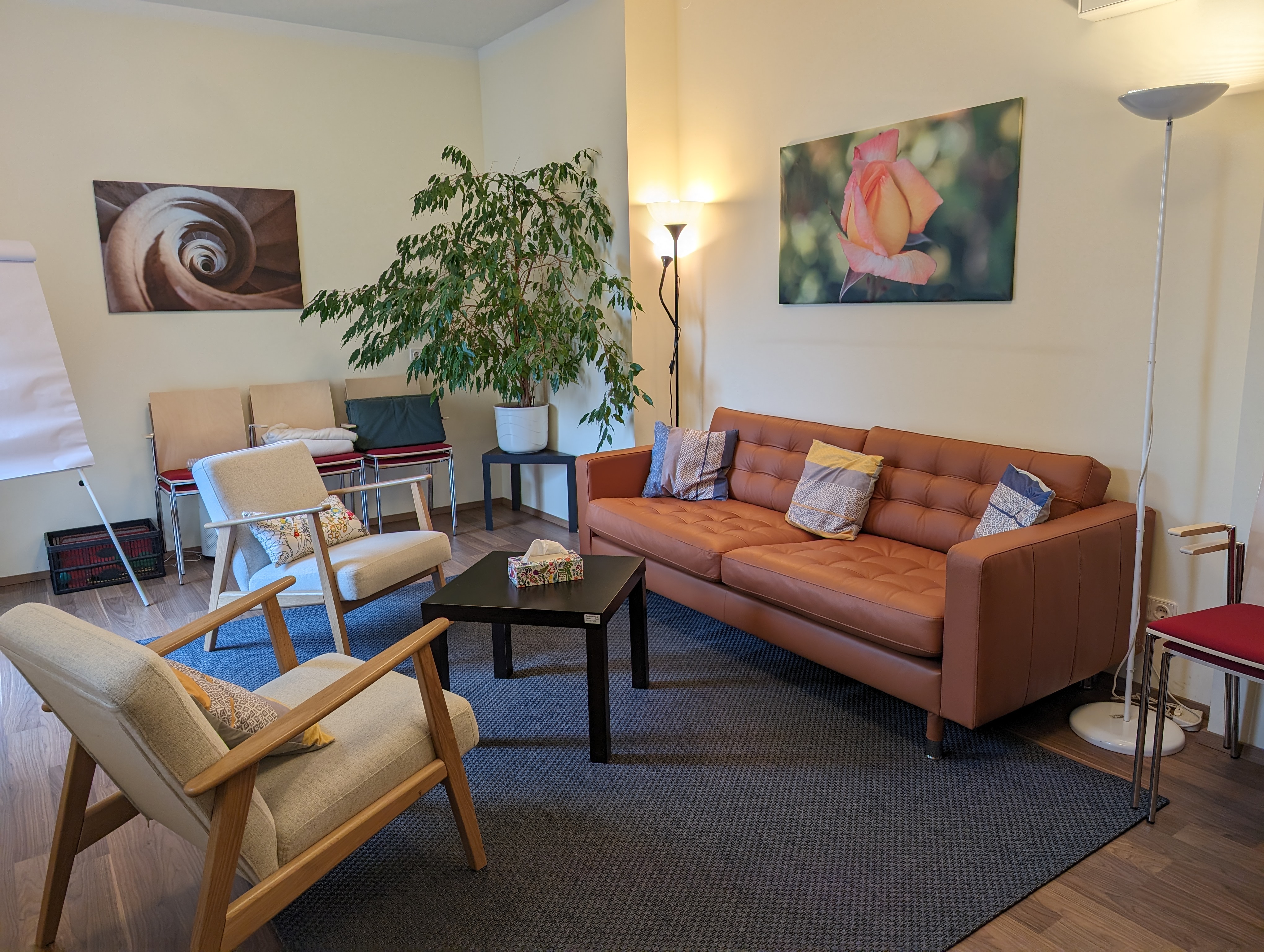Gemütlicher Beratungsraum mit Ledersofa, zwei Sesseln und Couchtisch
