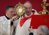 Fronleichnam, Kardinal Christoph Schönborn segnet mit der Monstranz