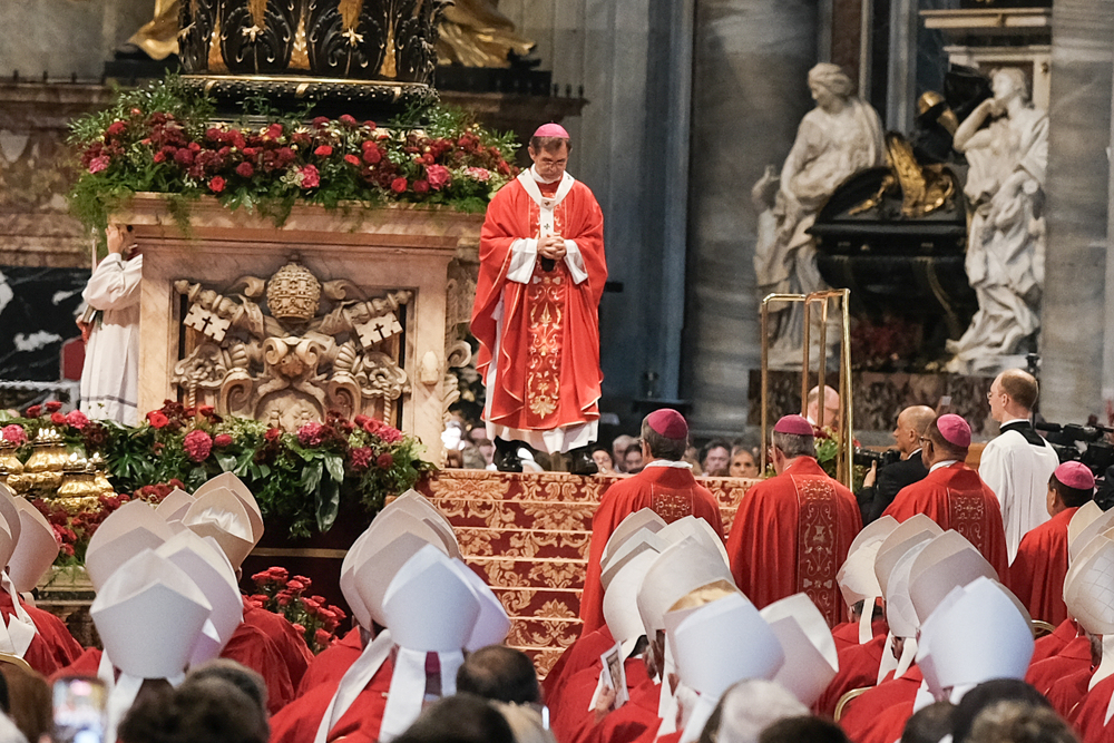 Erzbischof Josef Grünwidl erhält das Pallium.