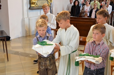 Neue Minis in die Ministrantenschar aufgenommen.