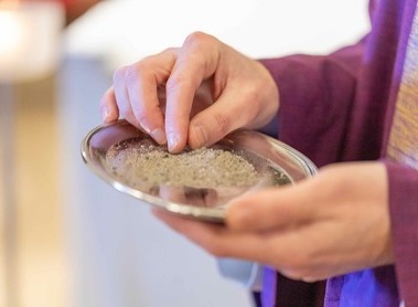 Die Asche soll den Menschen an seine eigene Vergänglichkeit erinnern und symbolisiert, dass Altes vergehen muss, damit Neues entstehen kann. Mit dem Aschenkreuz auf der Stirn bekennen die Gläubigen öffentlich ihre Bereitschaft zu Umkehr und Buße. Gle