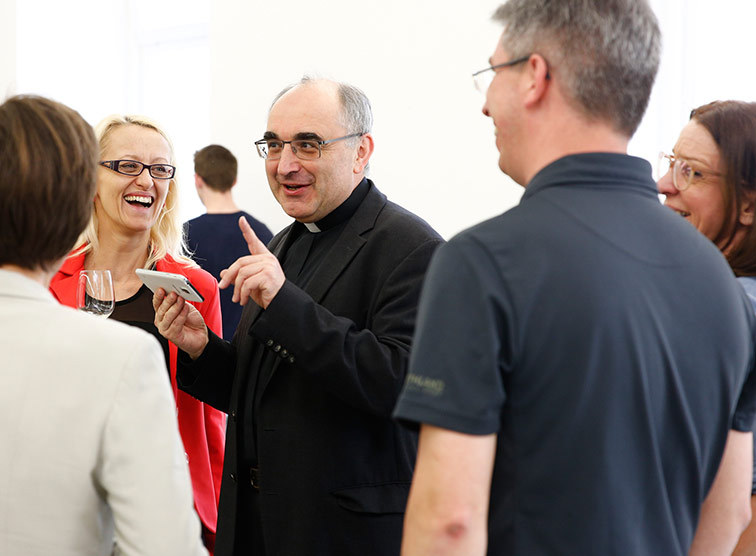 Diözesanbischof Wilhelm Krautwaschl im Gespräch