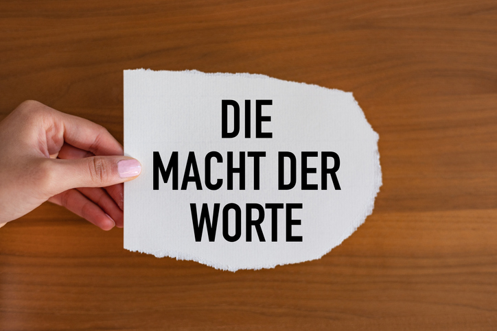 Zettel mit den Worten 'Die Macht der Worte'