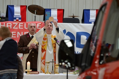 Feldmesse und Autosegnung beim FF-Heurigen