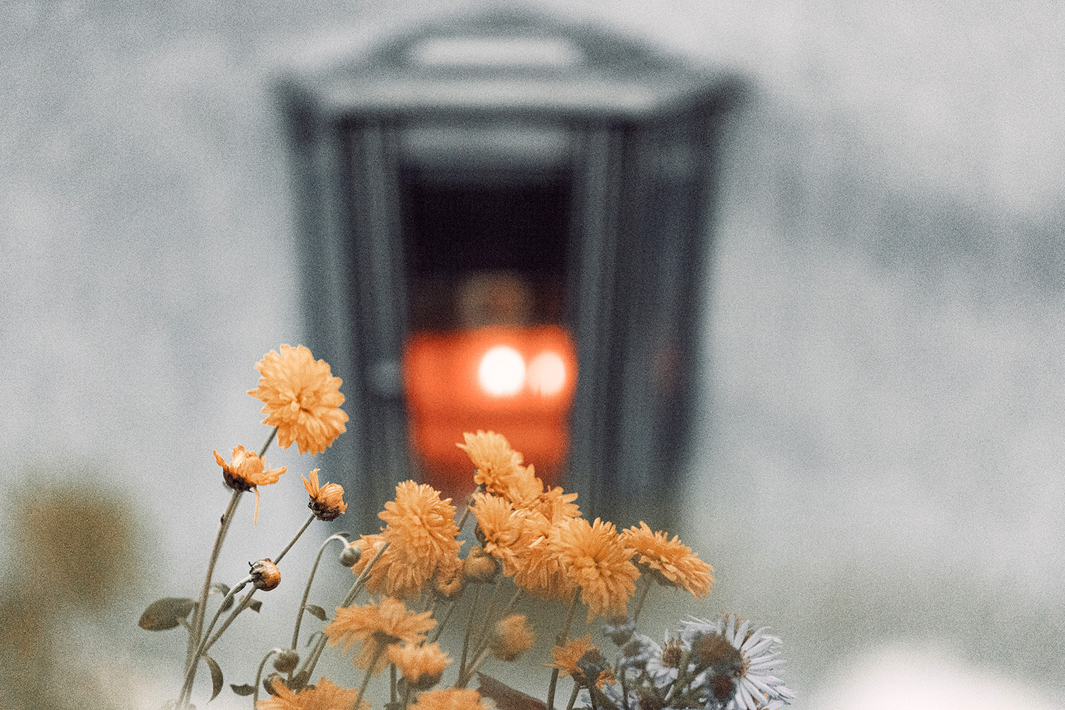 Licht ist ein Symbol in allen Kulturen und Religionen. Im Christentum ist die Osterkerze Vorbild für alle anderen brennenden Kerzen und Symbol für Christi Sieg über den Tod und die Finsternis des Bösen. Die brennende Kerze steht auch für die Fürbitte