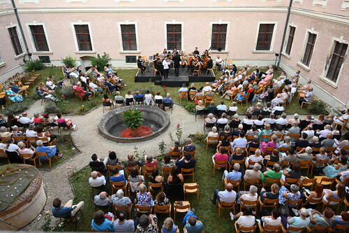Bereits zum 5. Mal fanden am 31. August 2024 die Sommernachtsklänge in Asparn/Zaya statt. Johannes Beranek dirigierte das Kammerorchester     Vienezza im Klosterhof des Minoritenkonventes.